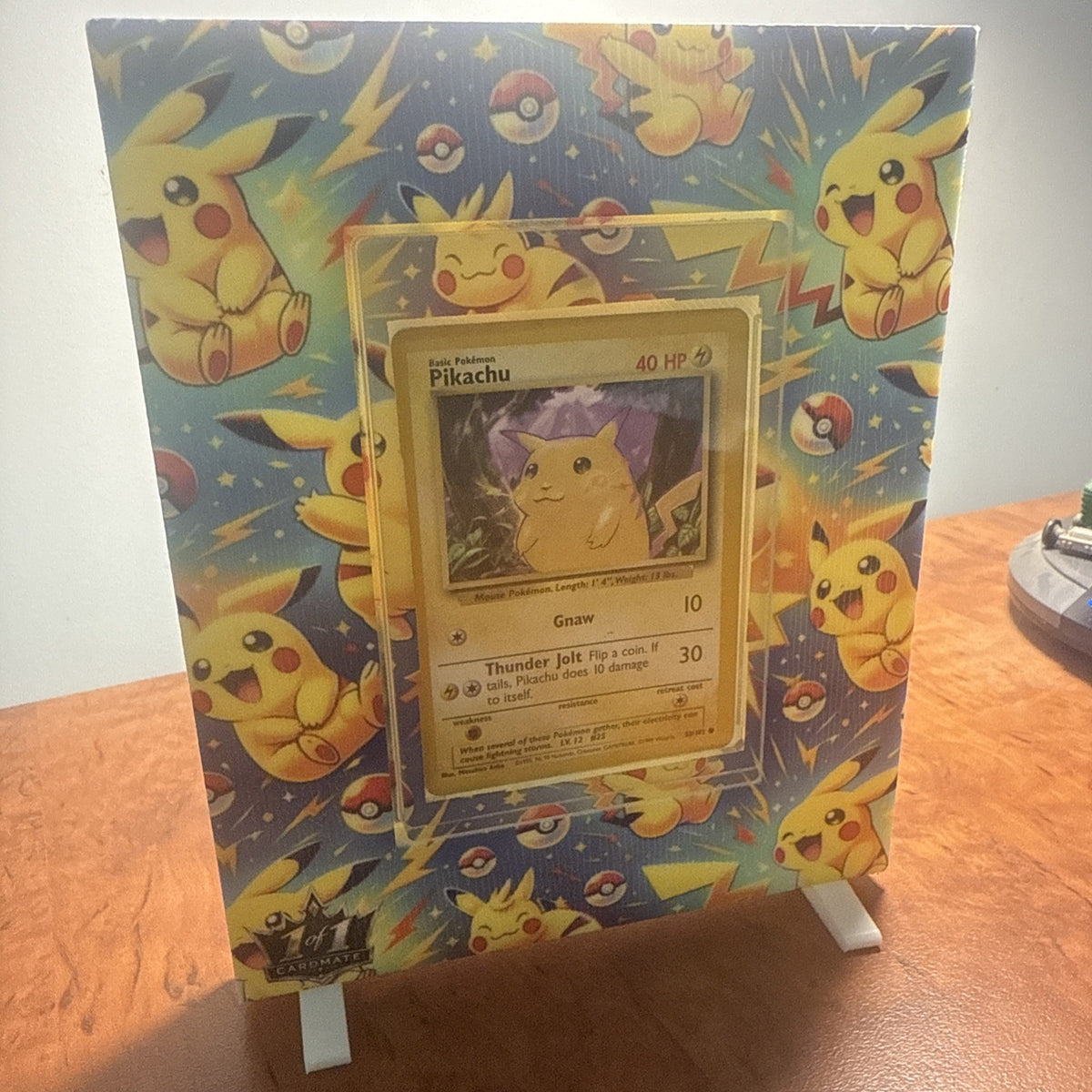 Wizards of the Coast Pikachu 58/102 Jungle Unlimited 1999 w/ 1/1 Cardmate Stand1