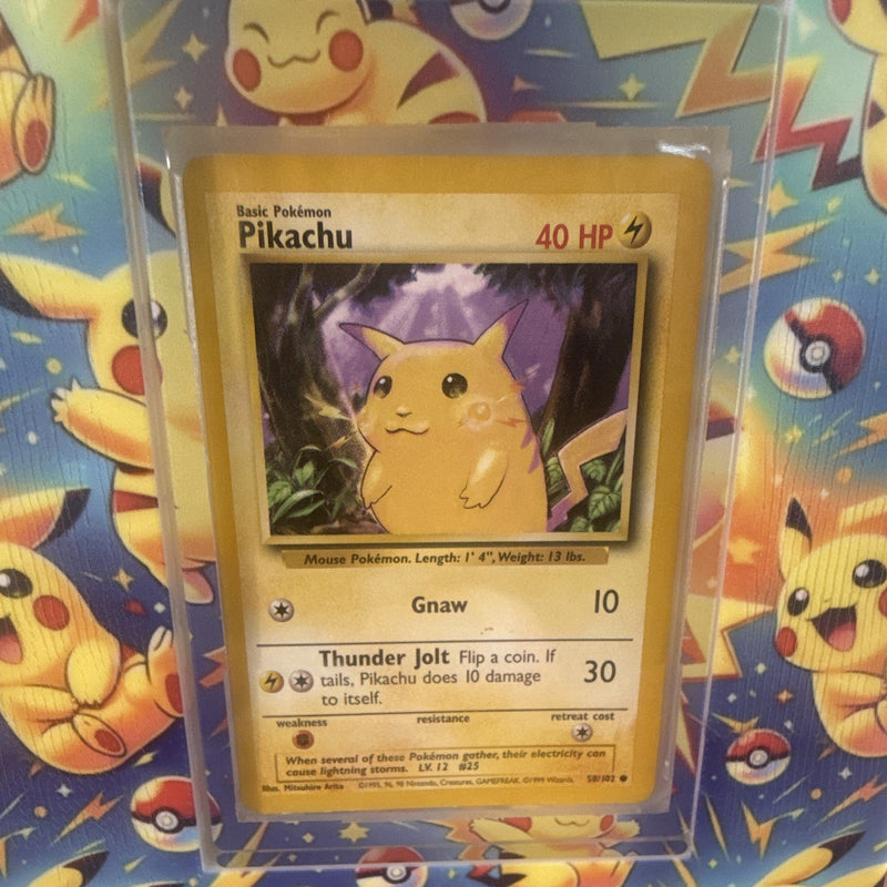 Wizards of the Coast Pikachu 58/102 Jungle Unlimited 1999 w/ 1/1 Cardmate Stand0