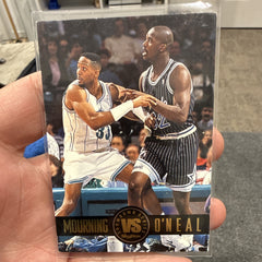 SkyBox Showdown Series Insert SS3 Mourning vs O'Neal 1993 NBA Hornets Magic0