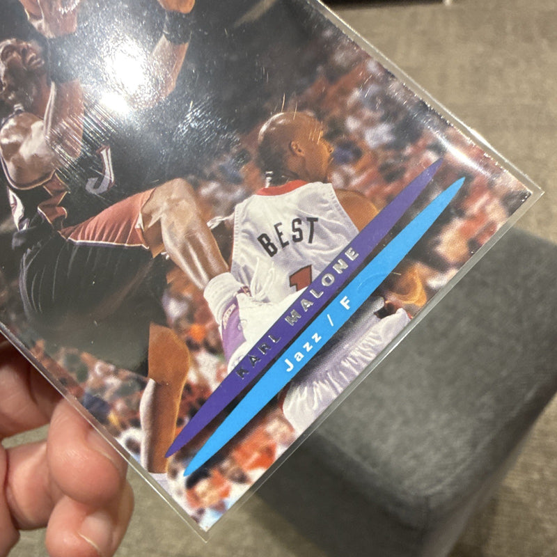 Fleer Ultra Karl Malone Base Set Utah Jazz 2003 04 #67 NBA Card2
