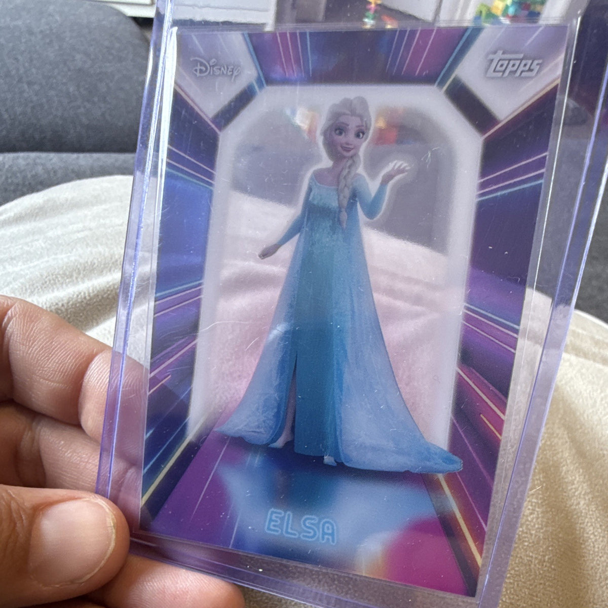 Topps Disney Neon 2026 Illuminated Neon Lights Elsa NPL-8 Trading Card2