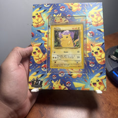Wizards of the Coast Pikachu 58/102 Jungle Unlimited 1999 w/ 1/1 Cardmate Stand2