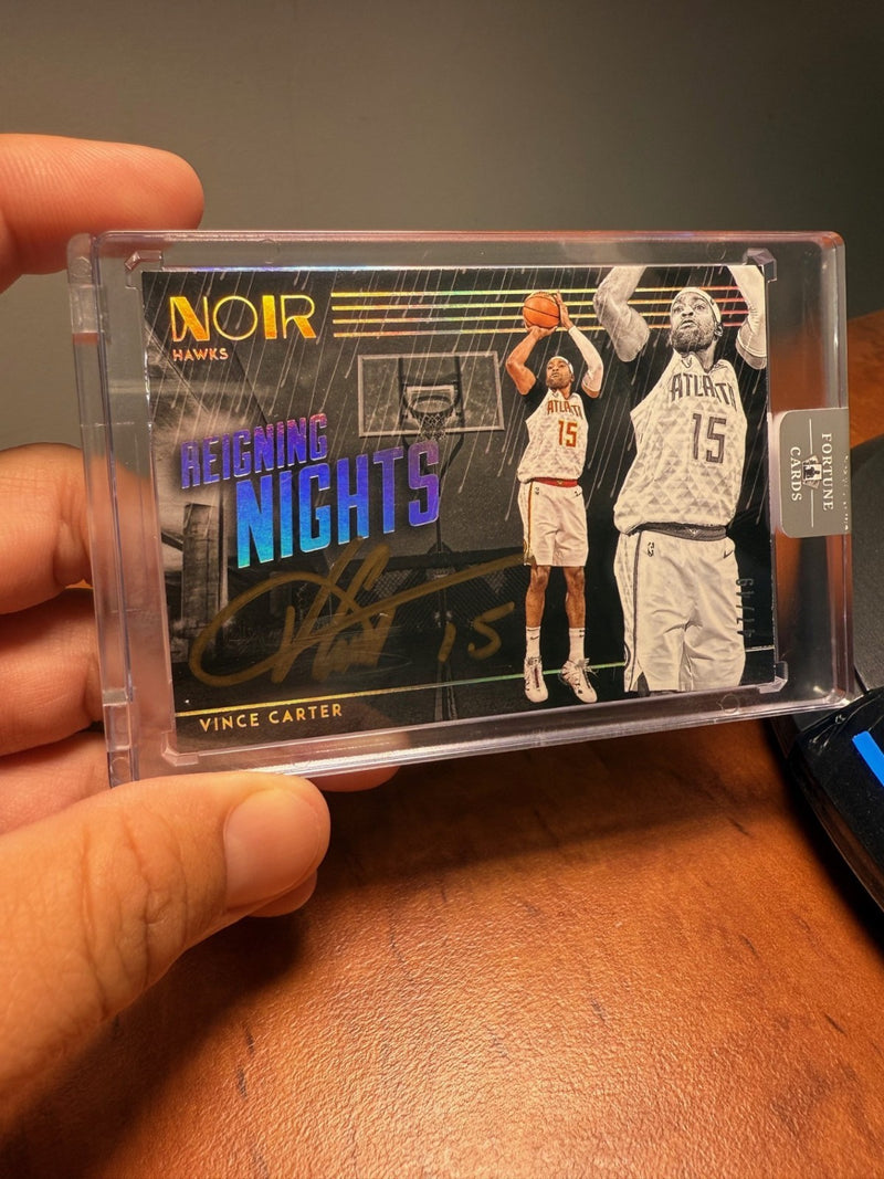 2019-20 Panini Noir Reigning Nights Signatures Vince Carter1